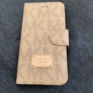 Michael Kors Accessories - Michael Kor’s iPhone 6s Plus Phone/Wallet Cover Michael Kors Accessories - Michael Kor’s iPhone 6s Plus Phone/Wallet Cover
